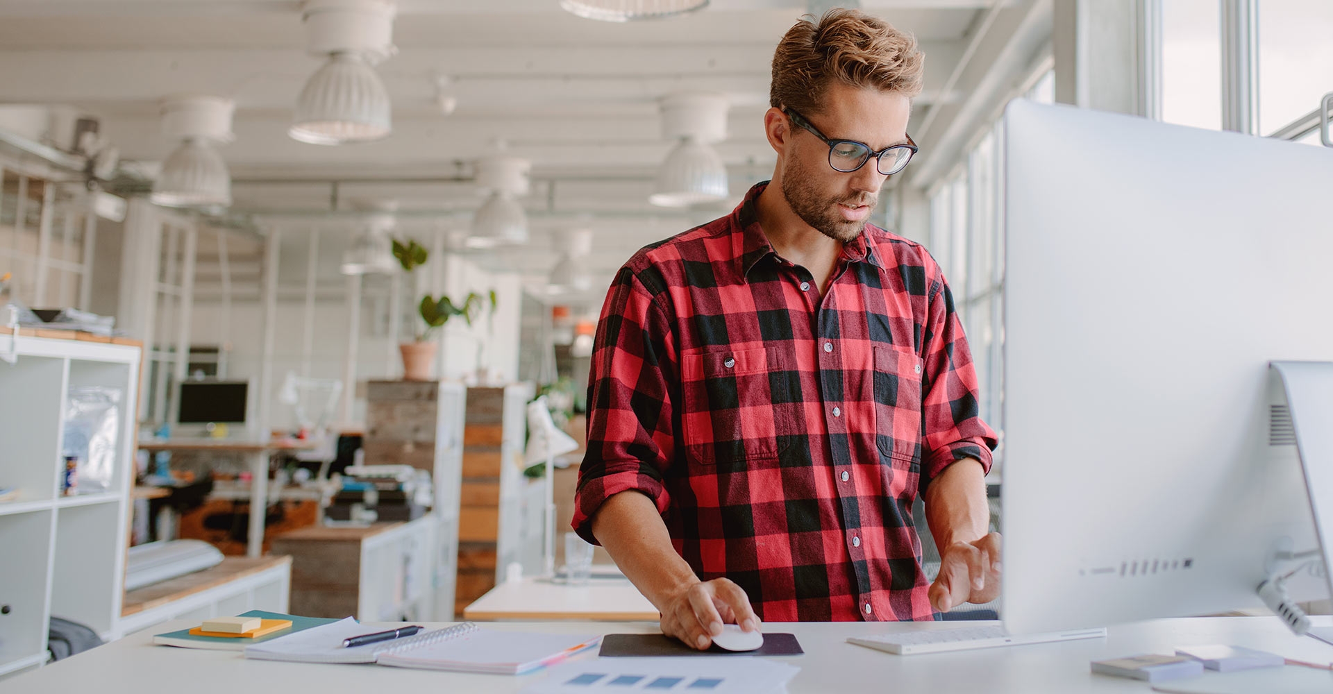 Mann im Büro arbeitet am Schreibtisch